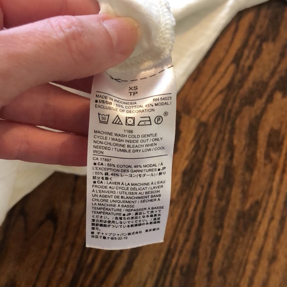 Banana Republic long sleeve tee with buttons - Picture 5 of 5